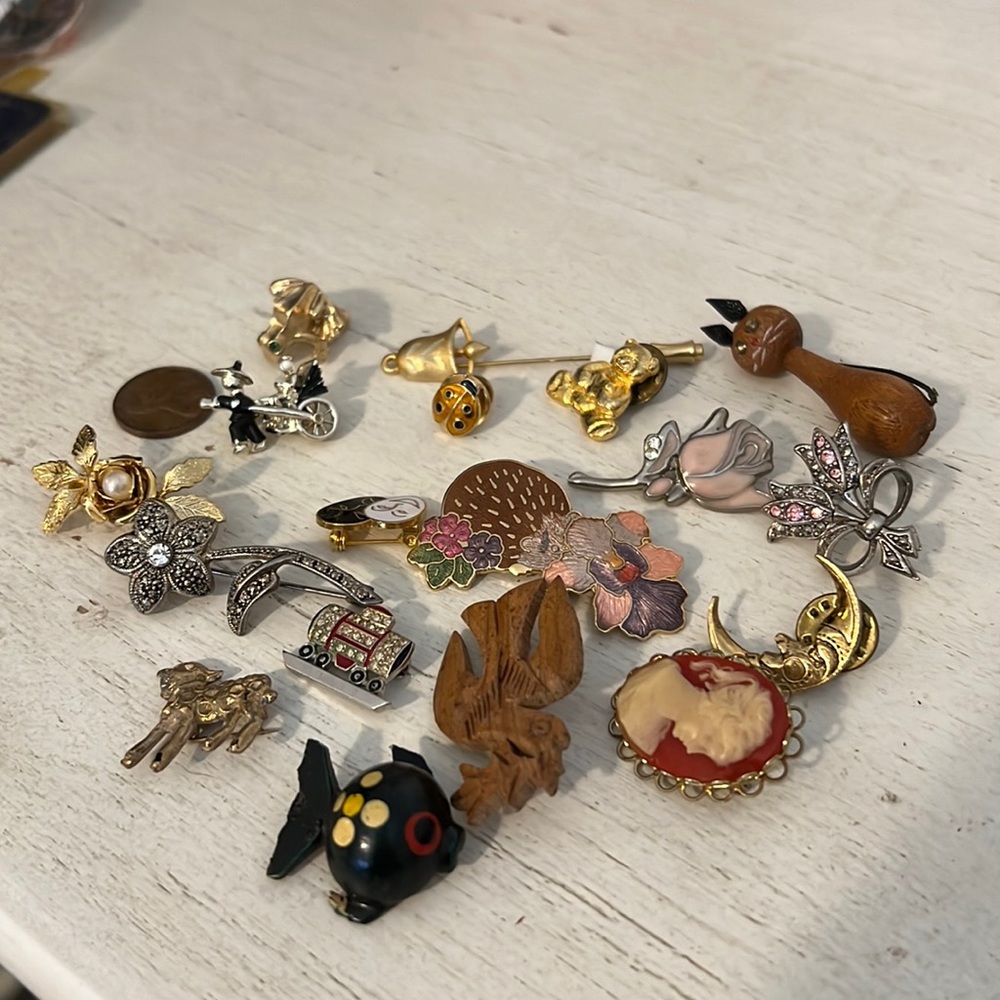 Lot vintage MCM Ladies pins & brooches Avon unmarked cameo frog cat bird